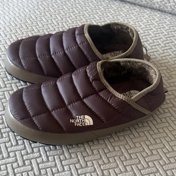The North Face Women’s Slip-On Insulated Shoe/indoor outdoor slipper - Picture 1 of 5